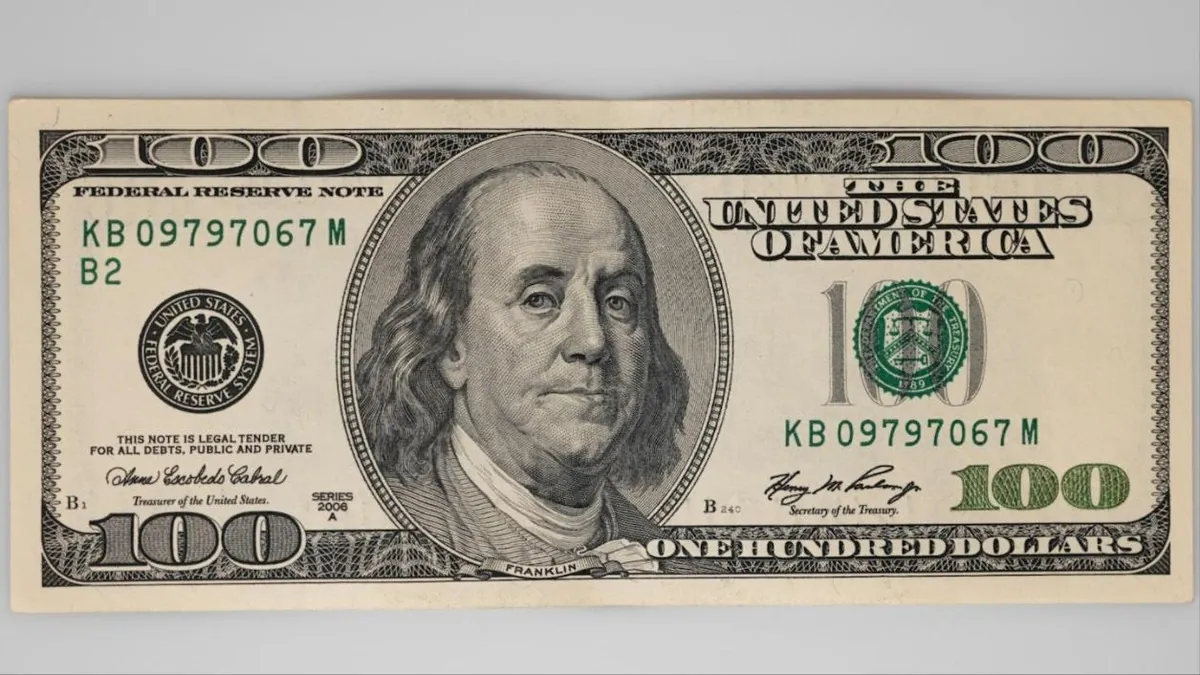 Nota de 100 dólares americanos sobre fundo claro