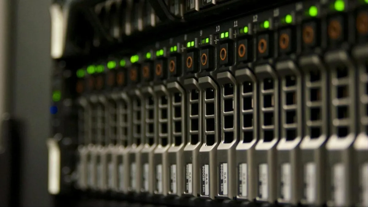 Fileira de servidores com luzes verdes em data center