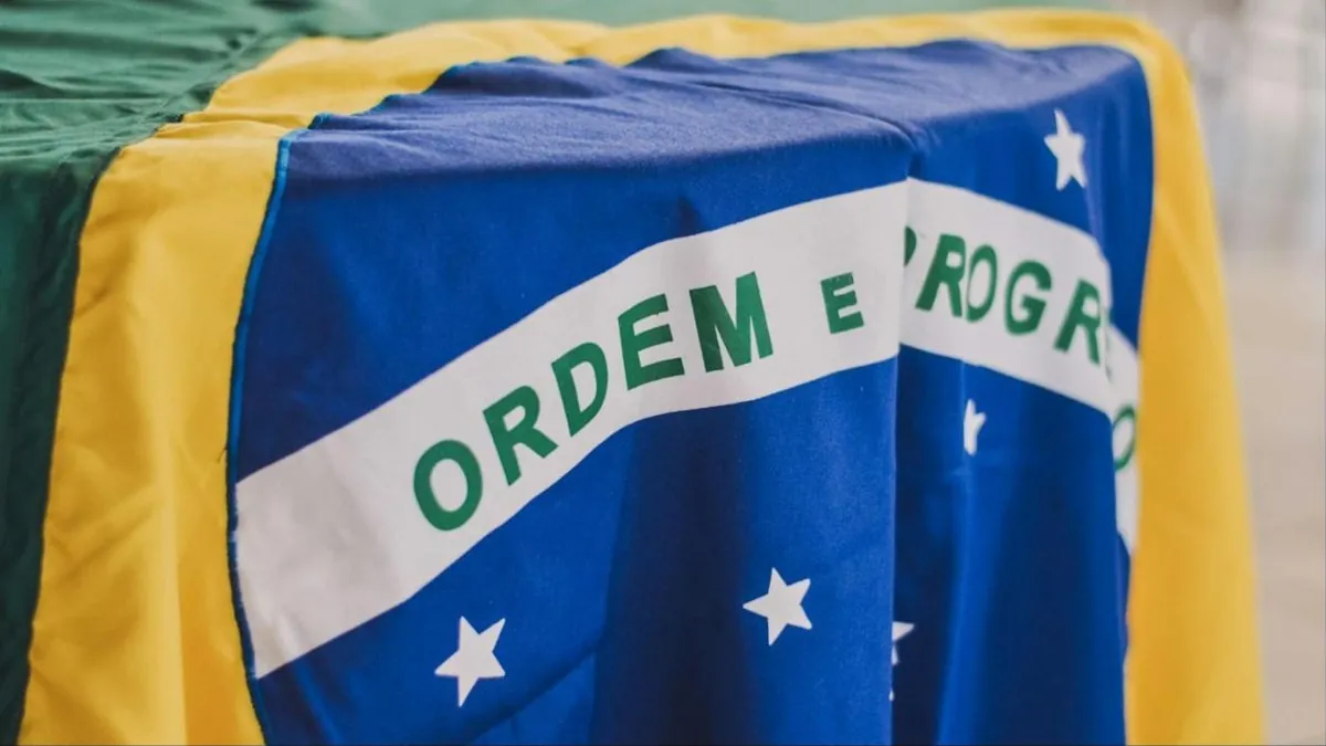 Detalhe da bandeira do Brasil com o lema Ordem e Progresso