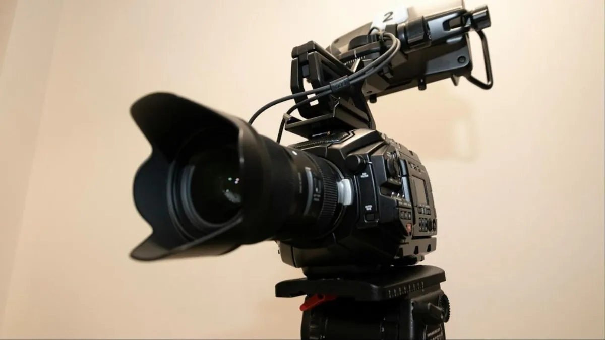 Câmera de televisão profissional em estúdio, preparada para transmissão de debate