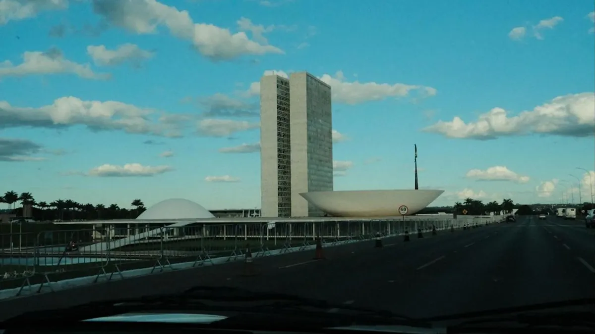 Vista do Congresso Nacional e da Esplanada em Brasília em dia de céu azul