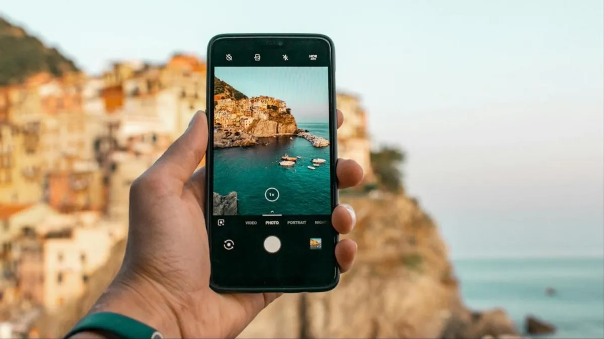 Turista grava paisagem com o celular durante viagem