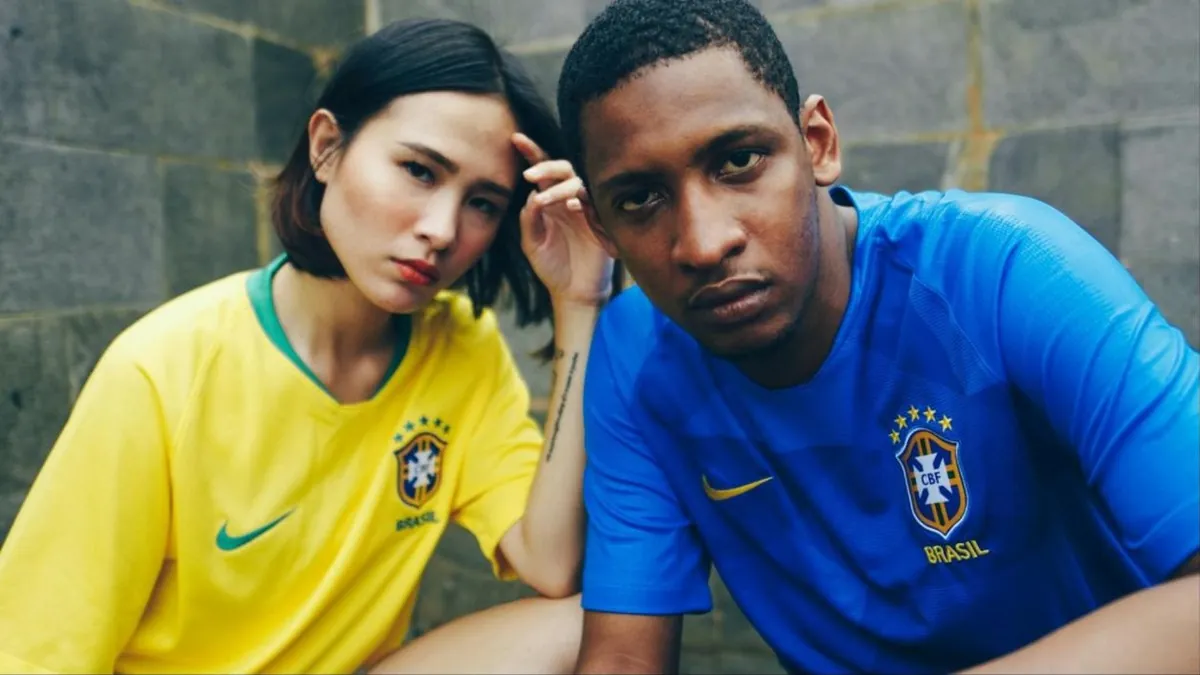 Duas pessoas vestindo camisas amarela e azul da seleção brasileira