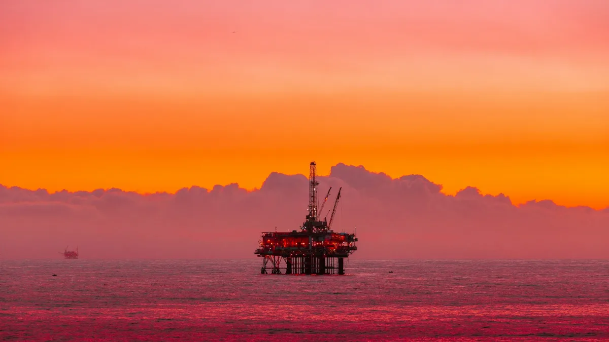 Plataforma de petróleo em alto-mar ao pôr do sol