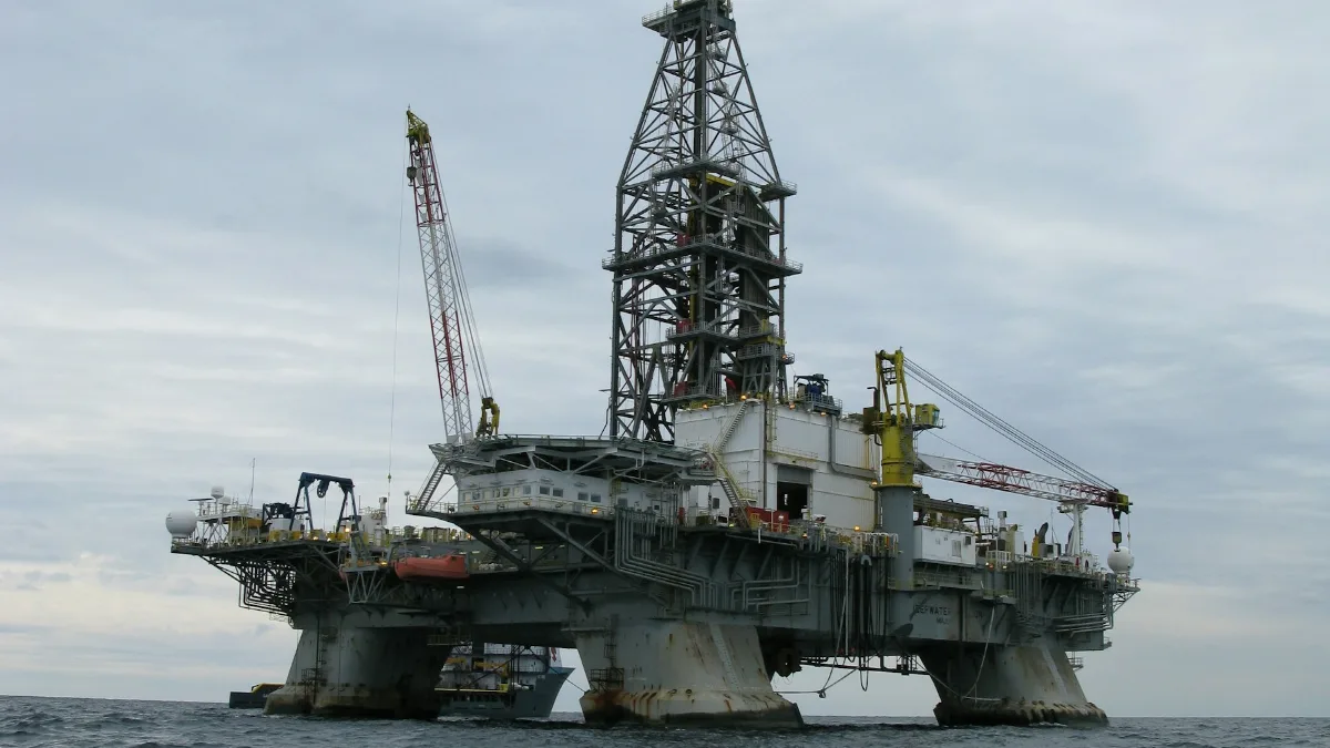 Plataforma semissubmersível de perfuração de petróleo em alto-mar