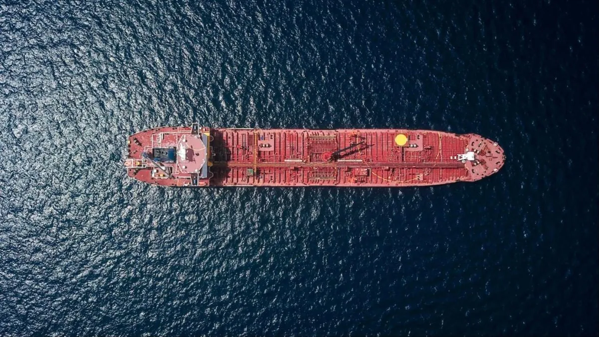 Vista aérea de navio-tanque vermelho no oceano