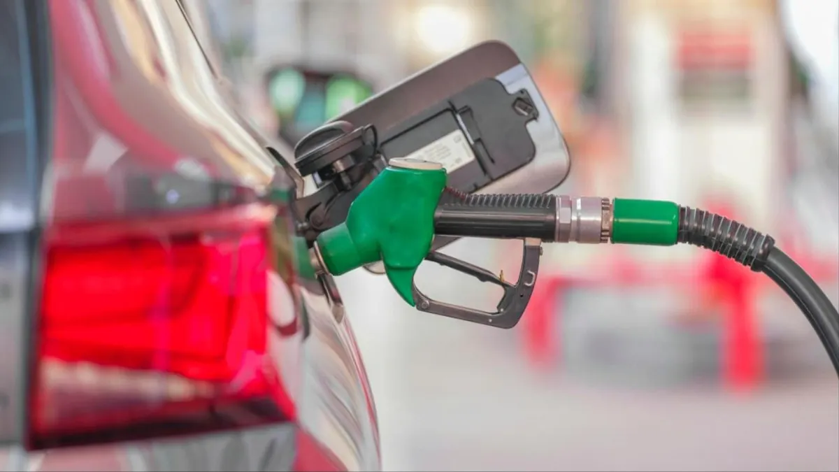 Bico de bomba abastecendo carro em posto de combustível