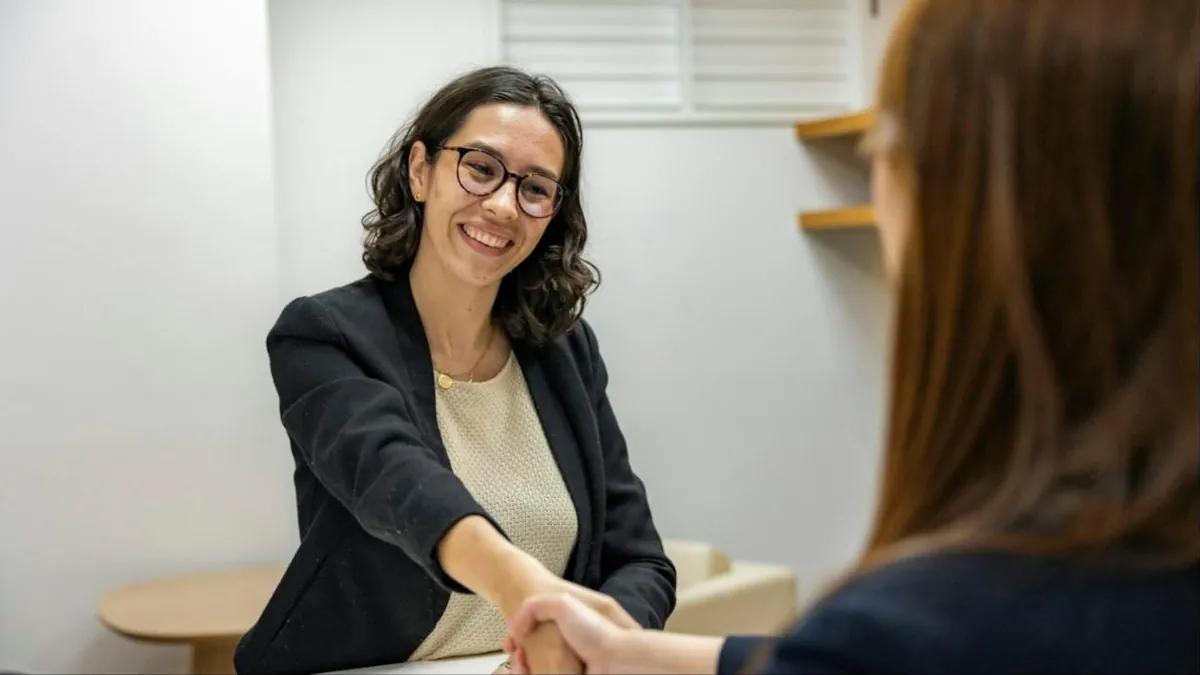 Recrutadora cumprimenta candidata em entrevista de emprego