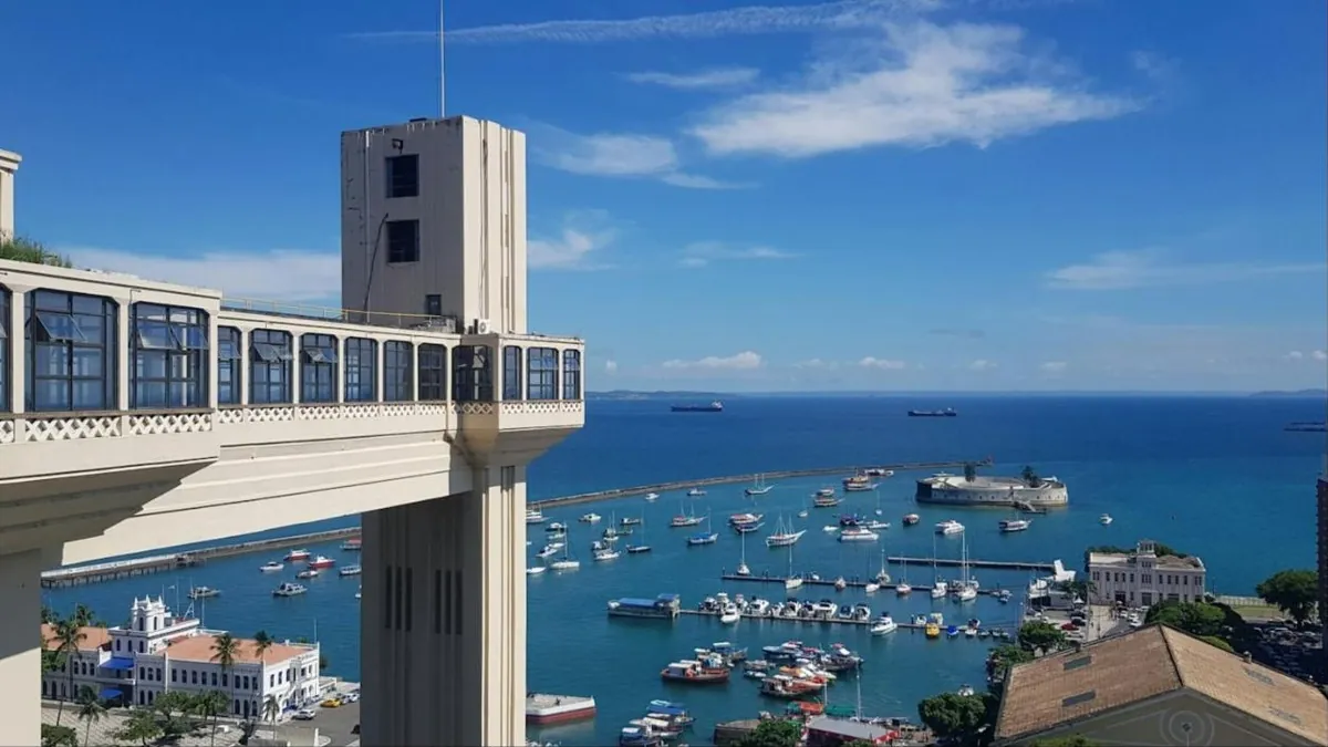Elevador Lacerda e Baía de Todos-os-Santos, em Salvador