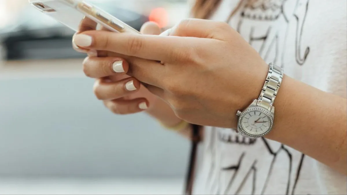 Mãos usando celular para consultar informações